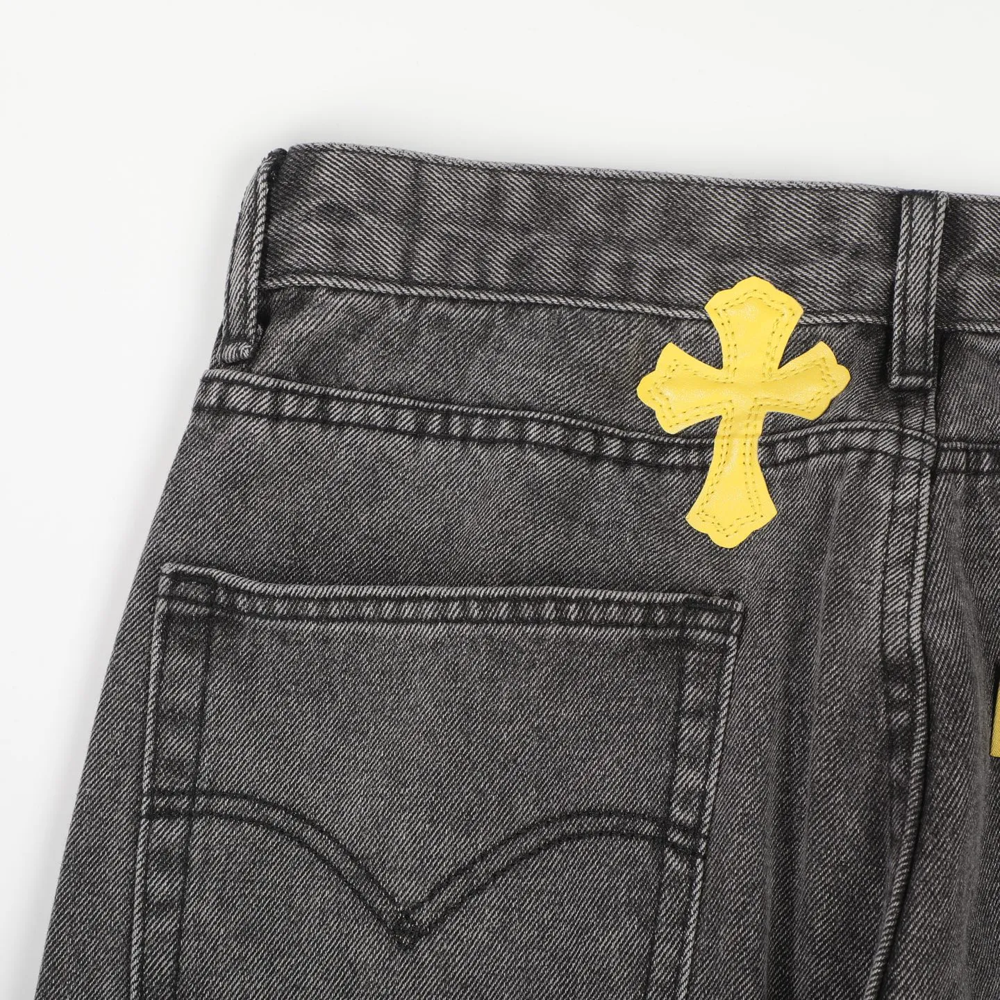 P280 GALLERY DEPT & Chrome heart Co-branded colorful leather cross loose washed flared jeans that truly restore the ultimate vintage texture. The original hardware and accessories are washed and other elevators. The QR code analysis is all purchased from the original factory. The degree of restoration is high. You are welcome to compare with a certain product ~ Three-dimensional version Loose and comfortable without being too picky about your body shape Make you taller and slimmer Factory Seiko Original factory quality control Same style for men and women Can be matched with couples Versatile recommendation Necessary jeans D332 for all seasons Trendy people have been disappointed. From the quality selection of fabrics, the tailoring of details, and the matching of patterns, everything is impeccable! The upper body is so handsome when worn...it can be easily worn by men, women and children! The craftsmanship is made of heavy-duty washed pure cotton denim fabric. After washing, it is soft and thick and looks very stylish when worn. Size: 28/30/32/34/36 Waist: 70/75/80/85/90 Knee: 44.5/46/47.5/49/50.5 Pants length: 102/104/106/108/110
